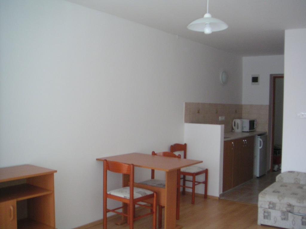 Lantos Apartmanhaz Appartement Zamárdi Buitenkant foto